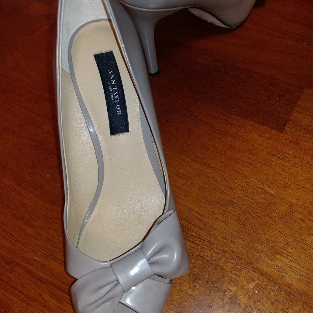 Ann Taylor size 5 Nude heelz with Bow - Picture 7 of 8
